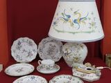 une table sur laquelle se trouvent une lampe, des assiettes et un abat-jour