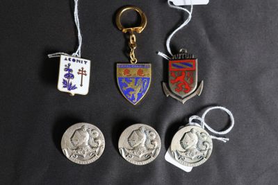 quatre types de porte-clés différents sont représentés sur une surface noire