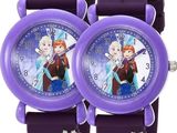 un gros plan sur deux montres violettes ornées de flocons de neige