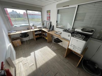 une photo d'un bureau à domicile avec un bureau et une imprimante