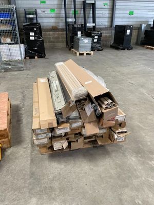de nombreuses caisses et palettes en bois dans un entrepôt