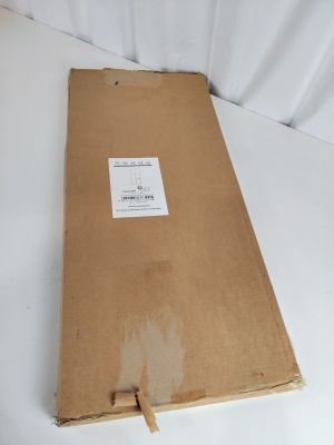 une boîte marron sur laquelle est collé un autocollant, posée sur une surface blanche
