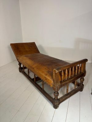un banc en bois dans une pièce aux murs blancs