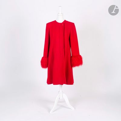 le manteau rouge est sur un mannequin, un mannequin, un mannequin, un mannequin, un mannequin, un mannequin, un mannequin, un mannequin, un mannequin, un mannequin, un mannequin, un mannequin, un mannequin, un mannequin, un mannequin, un mannequin, un mannequin, un mannequin, un mannequin, un mannequin, un mannequin, un mannequin, un mannequin, un mannequin, un mannequin, un mannequin, un mannequin, un mannequin, un mannequin, un mannequin, un mannequin, un mannequin, un