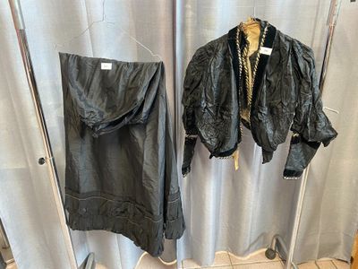 Boléro en taffetas noir, galons en velours noir (nombreux ac…