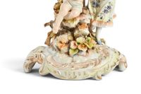 BOUGEOIR à trois lumières en porcelaine à décor d'une femme … (photo 2)