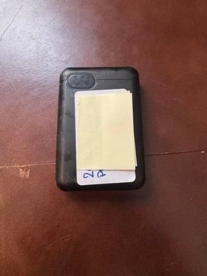 un post-it collé au dos d'un téléphone portable