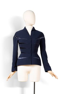 une image représentant un mannequin vêtu d'une veste bleue sur un mannequin blanc