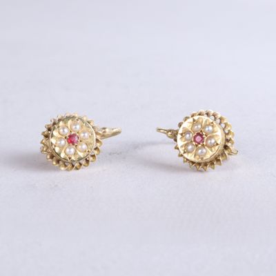 une paire de boucles d'oreilles en or ornées de pierres roses et de perles