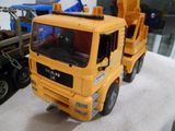 un camion jouet avec une grue à l'arrière