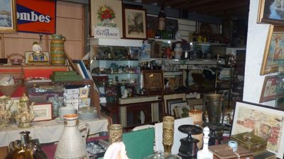 une pièce remplie d'objets anciens et d'antiquités exposées