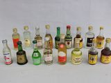 de nombreuses bouteilles d'alcool alignées sur une surface blanche
