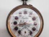 gros plan d'une montre de poche sur une surface blanche