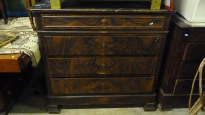 une commode surmontée d'un miroir dans une pièce