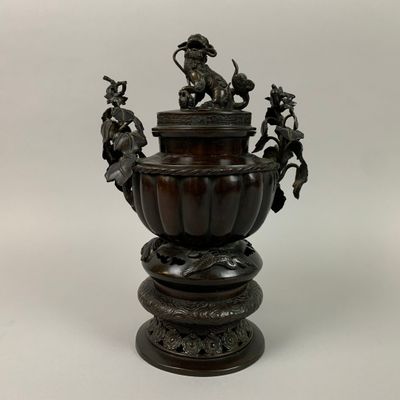 Petit BRÛLE-PARFUM en bronze à patine brute, le couvercle su…