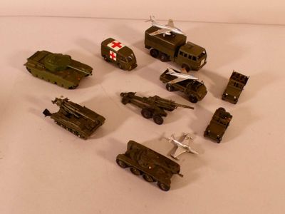 beaucoup de petits véhicules militaires miniatures sur la table