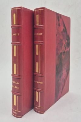 deux livres rouges posés l'un sur l'autre sur une surface blanche