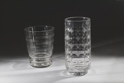 deux verres posés l'un à côté de l'autre sur une table