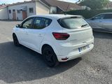 l'arrière d'une voiture blanche garée sur un parking