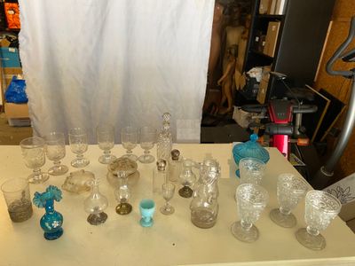 une table sur laquelle sont disposés de nombreux verres