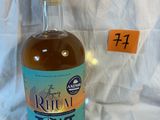 une bouteille d'alcool posée sur une table, avec une étiquette de prix devant