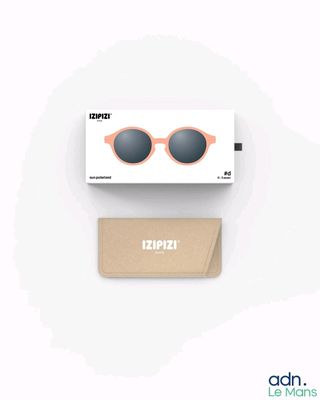 des lunettes de soleil dans une boîte et un étui à lunettes de soleil sur fond blanc