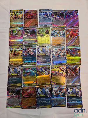 une pile de cartes Pokémon posée sur une table blanche