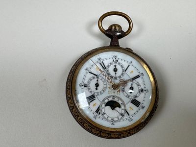une montre de poche en or avec un cadran blanc