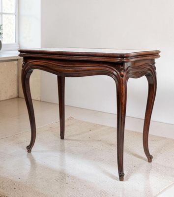 une table en bois avec un plateau en marbre dans une pièce