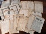 une pile de vieux papiers posée sur une table en bois