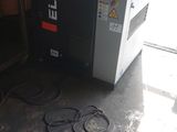 une machine posée à même le sol dans un garage
