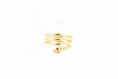 une image représentant une bague en or ornée d'un rubis au centre