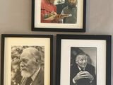 Trois photos encadrées représentant des hommes et des femmes âgés sont accrochées au mur.