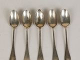 six cuillères sont alignées sur une surface blanche