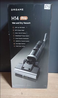 la boîte de l'aspirateur est ouverte sur la table