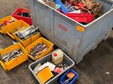 de nombreux bacs d'outils posés par terre les uns à côté des autres