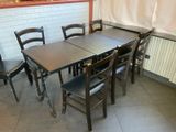une table et des chaises dans une pièce aux murs en briques blanches