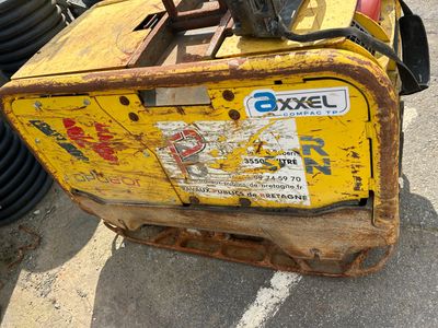 une boîte jaune posée par terre