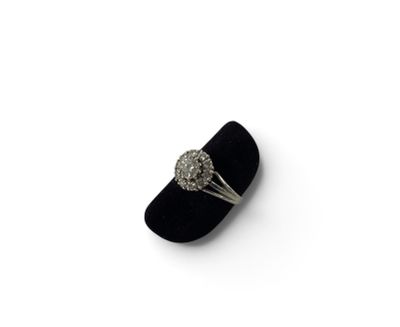 une image représentant une bague en diamant posée sur un porte-bague en velours noir