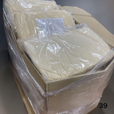 des cartons contenant des matelas emballés dans du plastique, posés sur une palette en bois