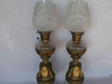 deux lampes en verre posées sur une table