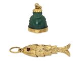 deux morceaux de verre doré et vert sur lesquels est représenté un poisson