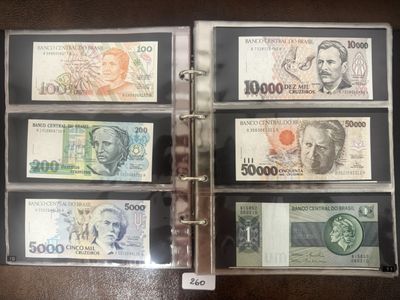 un classeur contenant de nombreux billets de banque de différentes devises