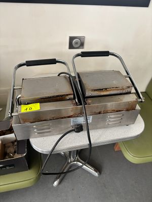 deux plateaux de nourriture posés sur une table dans une pièce