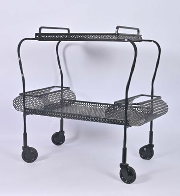 un chariot en métal noir équipé de deux paniers