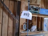 plusieurs pièces de bois sont empilées dans une pièce