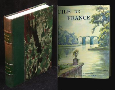 deux livres posés l'un à côté de l'autre sur une table