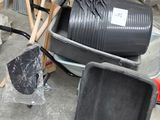 un tas d'ordures et une pelle dans un garage