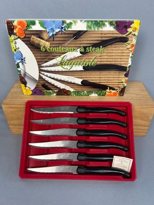 quatre couteaux dans une boîte avec une boîte de couteaux