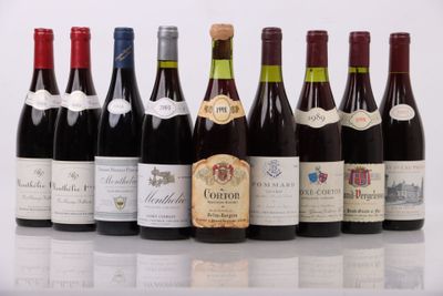 plusieurs bouteilles de vin sont alignées sur une table